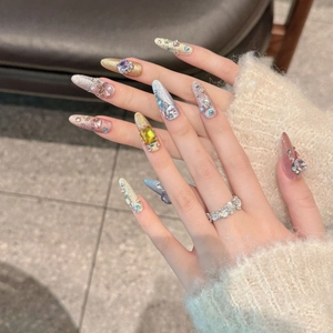 Faux ongles stiletto faits main avec strass de luxe et décorations papillon en métal