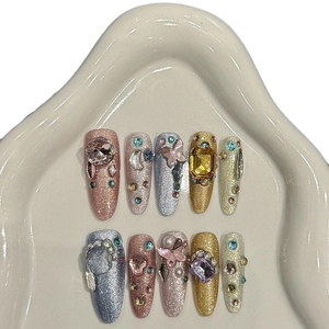 Coffret de faux ongles faits main avec paillettes, cristaux 3D et papillons sur plateau