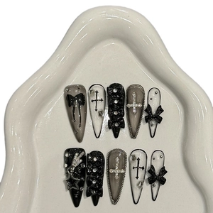 Faux ongles gothiques faits main avec papillons, croix et détails de chaînes métalliques