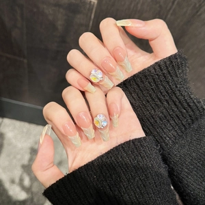 Faux ongles faits main avec fleurs 3D et motifs élégants de marbre jaune raffiné