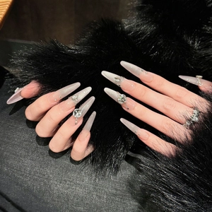 Unghie finte stiletto occhio di gatto argento con strass di lusso su pelliccia nera