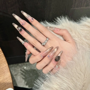 Unghie finte cat-eye sfumate rosa con strass di lusso e dettagli in perle