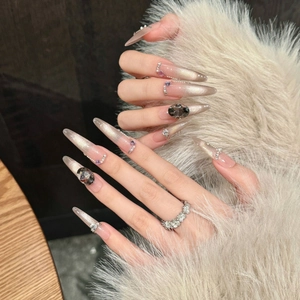 Unghie finte cat-eye rosa sfumato con strass di lusso e cristalli scintillanti