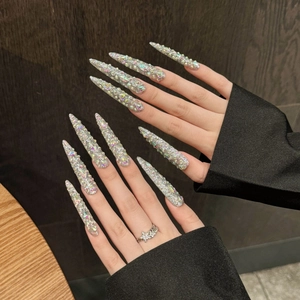 Faux ongles stiletto de luxe ornés de strass irisés et de détails d'étoiles argentées