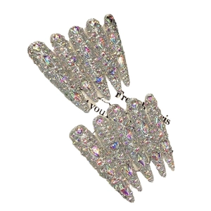 Faux ongles stiletto faits main pailletés argentés avec cristaux irisés de luxe