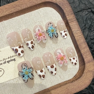 Faux Ongles à Coller Fleurs 3D Faits Main French Léopard Forme Amande Design Floral en Relief pour Femmes Décoratif