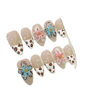 Faux ongles faits main fleurs 3D avec motif léopard français et accents gouttes d'eau