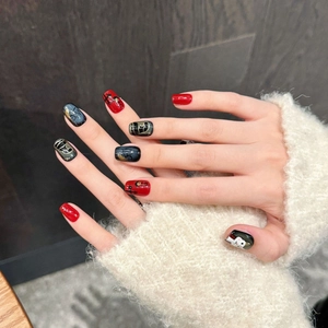 Faux ongles chat dessinés à la main avec finition œil de chat rouge et noire