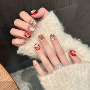 Faux ongles faits main rouge festif et œil de chat avec ours 3D et nœuds argentés