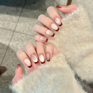 Unghie finte fatte a mano bordeaux stile French con finitura champagne cat-eye