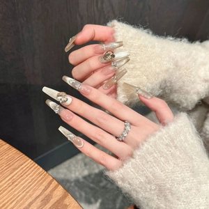 Faux ongles cercueil œil de chat champagne avec strass 3D et détails d'étoiles argent