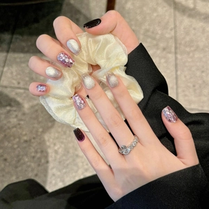 Paarse cat-eye press-on nagelset met zilveren glitters en donkerbruine accenten