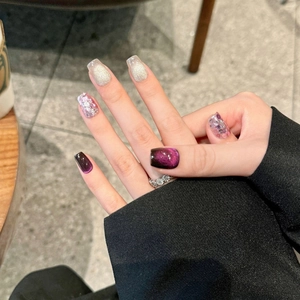 Donkerpaarse cat-eye plaknagels met zilveren glitters en vierkant vormgegeven