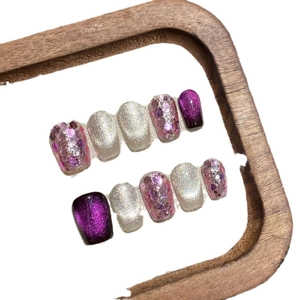 Korte vierkante paarse cat eye plaknagels met zilveren glitter en lovertjes set