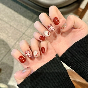 Faux ongles courts ronds rouges avec motifs de cerises et damier élégant