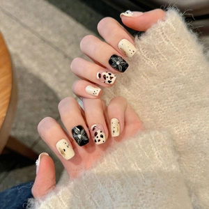 Faux ongles 3D à fleurs avec motif léopard, strass et détails en feuilles d'or
