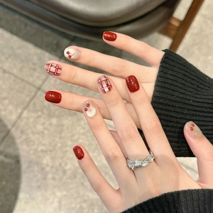 Faux ongles faits main rouge cerise avec motifs à carreaux et dessins de cerises