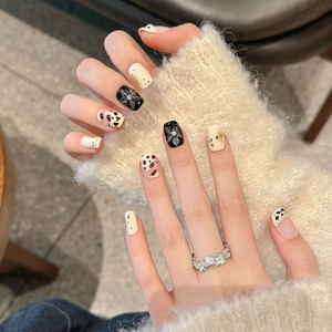 Faux ongles à motif floral 3D et vache avec feuille d'or et perles sur tricot