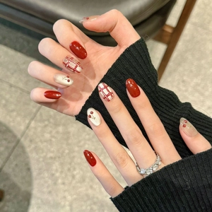 Faux ongles faits main rouges à damier et motifs cerises forme ovale pour l'automne