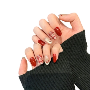 Faux ongles faits main motif cerise rouge et damier avec fini œil de chat forme ovale