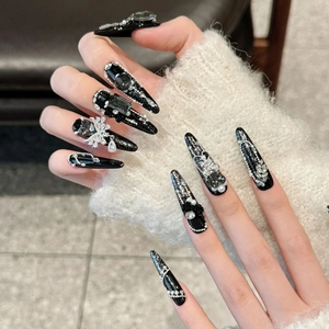Faux ongles gothiques noirs de luxe avec paillettes argentées, strass et nœuds 3D