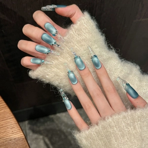 Blaue Katzenaugen-Pressnails in langer Sargform mit Strasssteinen und Perlen