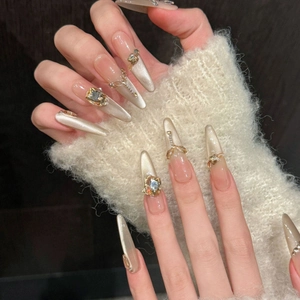 Handgefertigte Champagner Katzenaugen-Nägel in Stiletto-Form mit Glitzersteinen