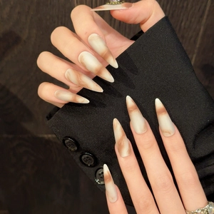 Lange Stiletto-Kunstnägel mit braun-cremefarbenem Marmor-Design und glänzendem Finish