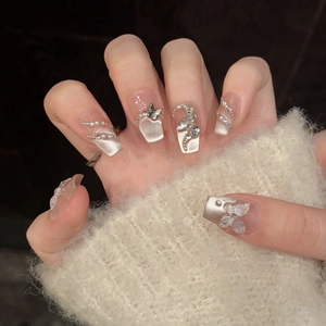 Handgefertigte Cat-Eye-Nägel zum Aufkleben mit silbernem Schmetterling und Perlenakzenten