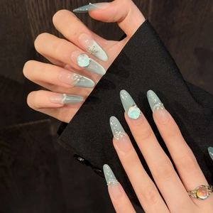 Unghie finte cat-eye blu con fiori di perle 3D fatti a mano e gemme olografiche