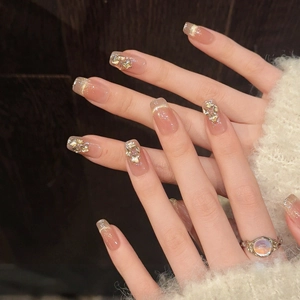 Faux ongles faits main œil de chat champagne avec papillon doré et french manucure