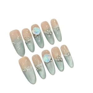 Unghie finte fatte a mano sfumate blu cat eye con cristalli floreali e perle