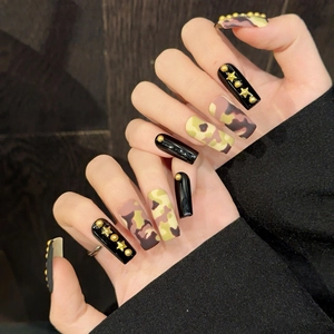 Faux ongles trapèze longs avec motifs camouflage mats et accents d'étoiles dorées noires