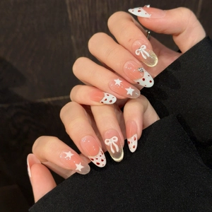 Faux ongles amande roses effet œil de chat avec pois blancs, étoiles et nœuds 3D
