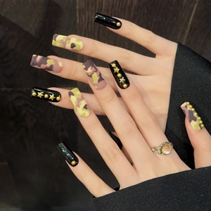 Faux ongles carrés avec motifs camouflage mats et clous dorés sur base noire