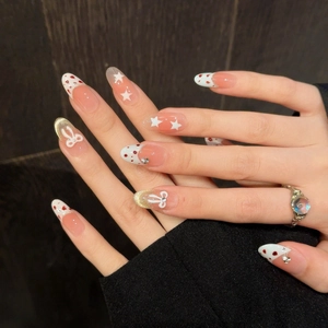 Faux ongles œil de chat roses avec nœuds et étoiles sur forme amande