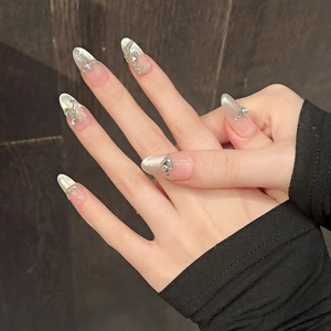 Faux ongles amande faits main avec motif papillon œil de chat et strass brillants