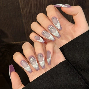 Unghie finte opache viola con fiori 3D in cristallo e glitter argento sfumati