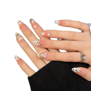 Faux ongles amande rose style français avec nœuds 3D, étoiles et strass sur fond blanc