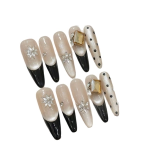 Faux ongles faits main French noir œil de chat avec fleurs en zircon et pierres ambre