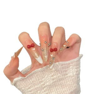 Unghie finte a mandorla fatte a mano con fiocchi rossi, cuori e glitter dorati
