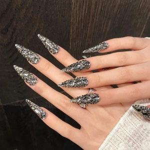 Faux ongles stiletto gothiques argentés avec strass noirs scintillants faits main