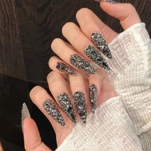 Faux ongles stiletto gris anthracite luxueux avec strass et cristaux style punk sombre