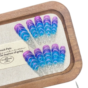 Faux ongles stiletto dégradé bleu violet avec texture 3D et effet de vague d'eau
