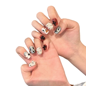 Faux ongles Halloween 3D avec motifs de momie, crâne et citrouille sur fond blanc pur