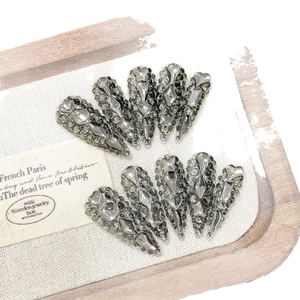 Faux ongles gothiques gris foncé avec strass brillants et décorations de coeur en métal