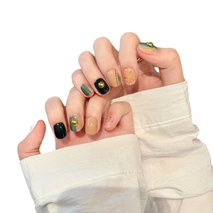Unghie finte corte verde scuro e beige con glitter e perle dorate lucide