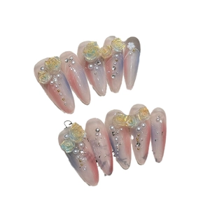 Unghie finte a mandorla fatte a mano con rose 3D, perle e strass su base sfumata