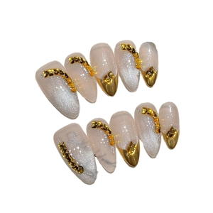 Faux ongles faits main œil-de-chat argentés avec pointes dorées et strass