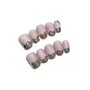 Faux ongles rose œil-de-chat avec pointes métalliques argentées et fini brillant
